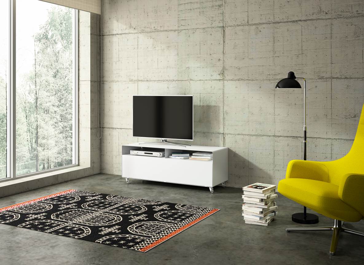 Weißes R109N Sideboard von Müller Möbelfabrikation mit Rollen im modernen Wohnzimmer. TV-Möbel für Wohnraum.
