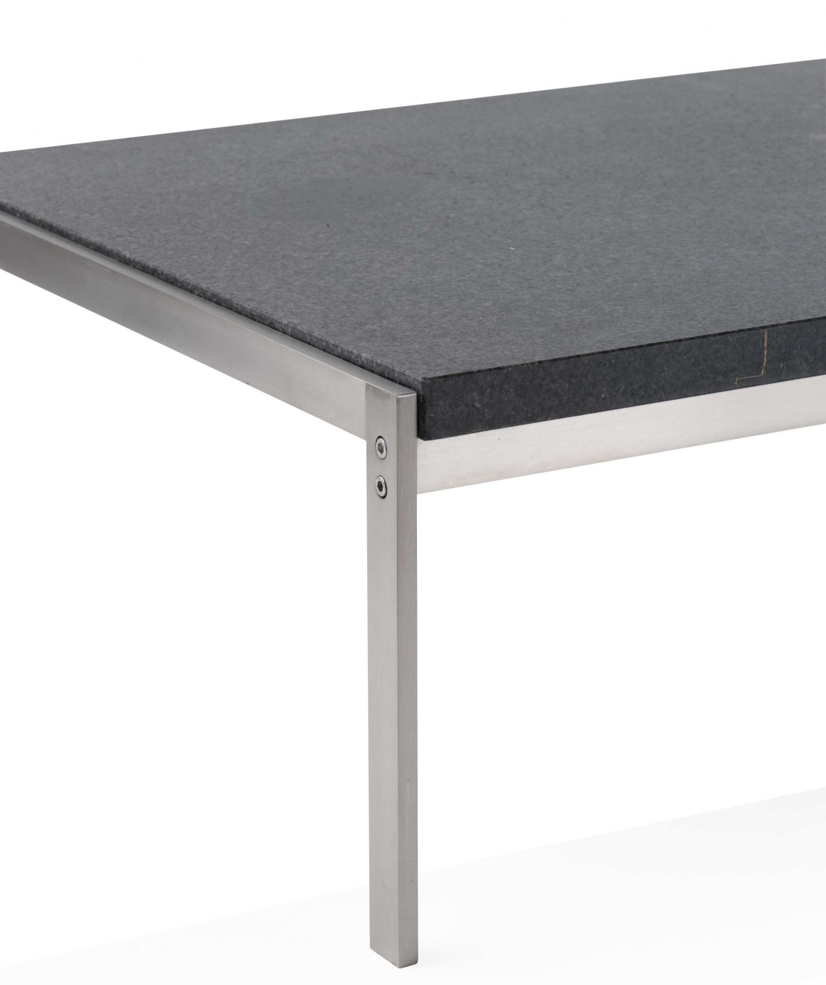Detailaufnahme des PK62 Couchtisches von Fritz Hansen mit grauer Tischplatte und Stahlgestell.