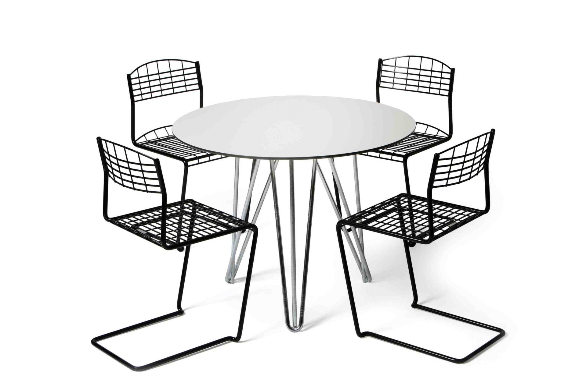 High Tech Chair Stühle von Grythyttan Stalmöbler um einen runden Tisch für den Außenbereich.