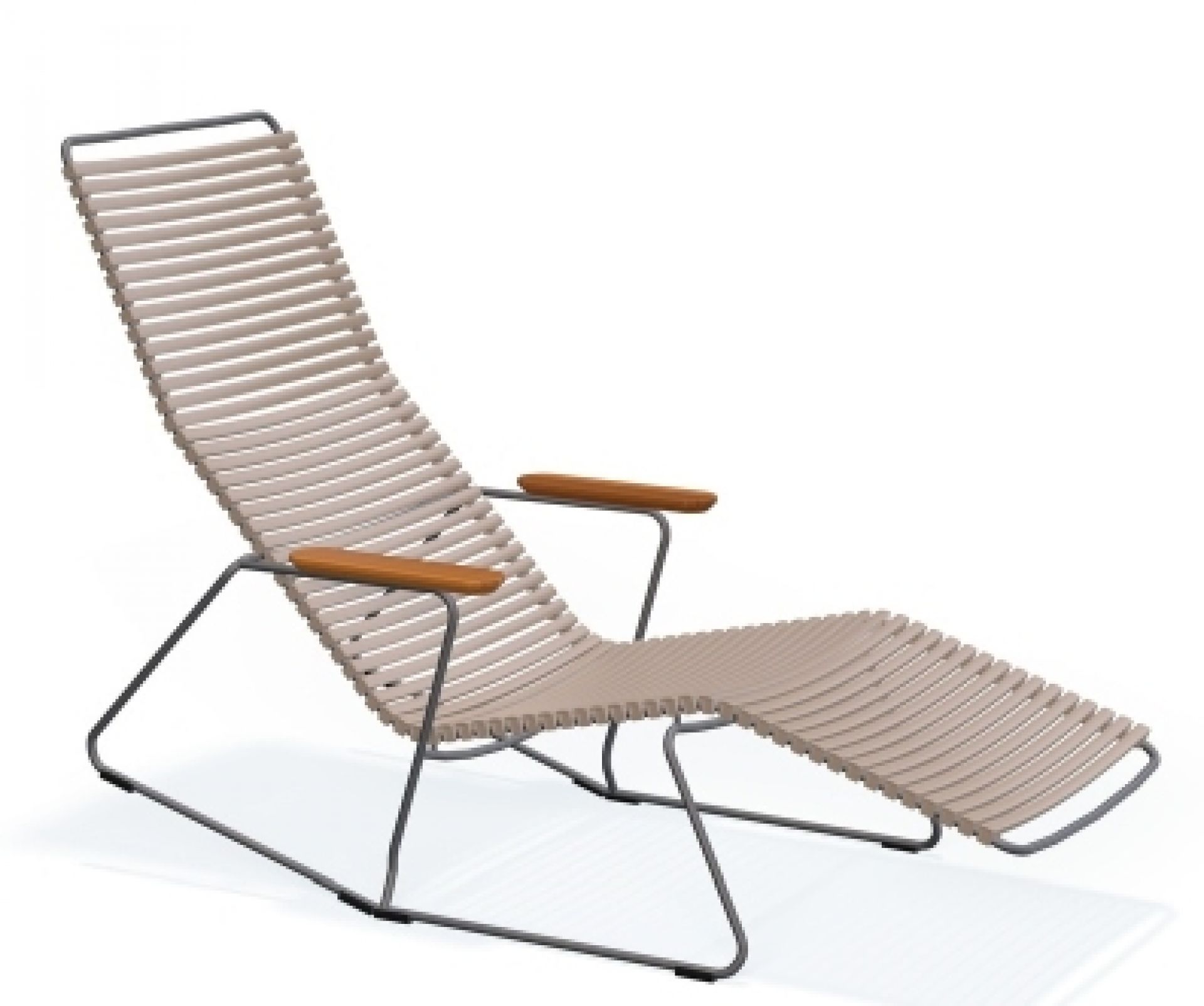 Click Sunrocker Sonnenliege von Houe, beige Outdoor Liege mit Armlehnen aus Holz und Stahlgestell.