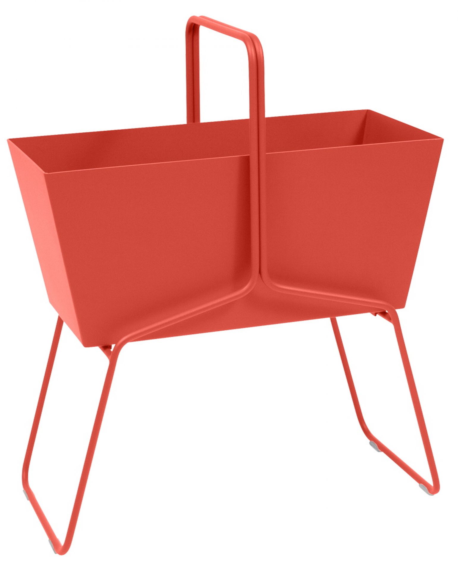 Roter Fermob Basket Blumenkasten hoch mit Tragegriff und filigranem Metallgestell für den Garten.