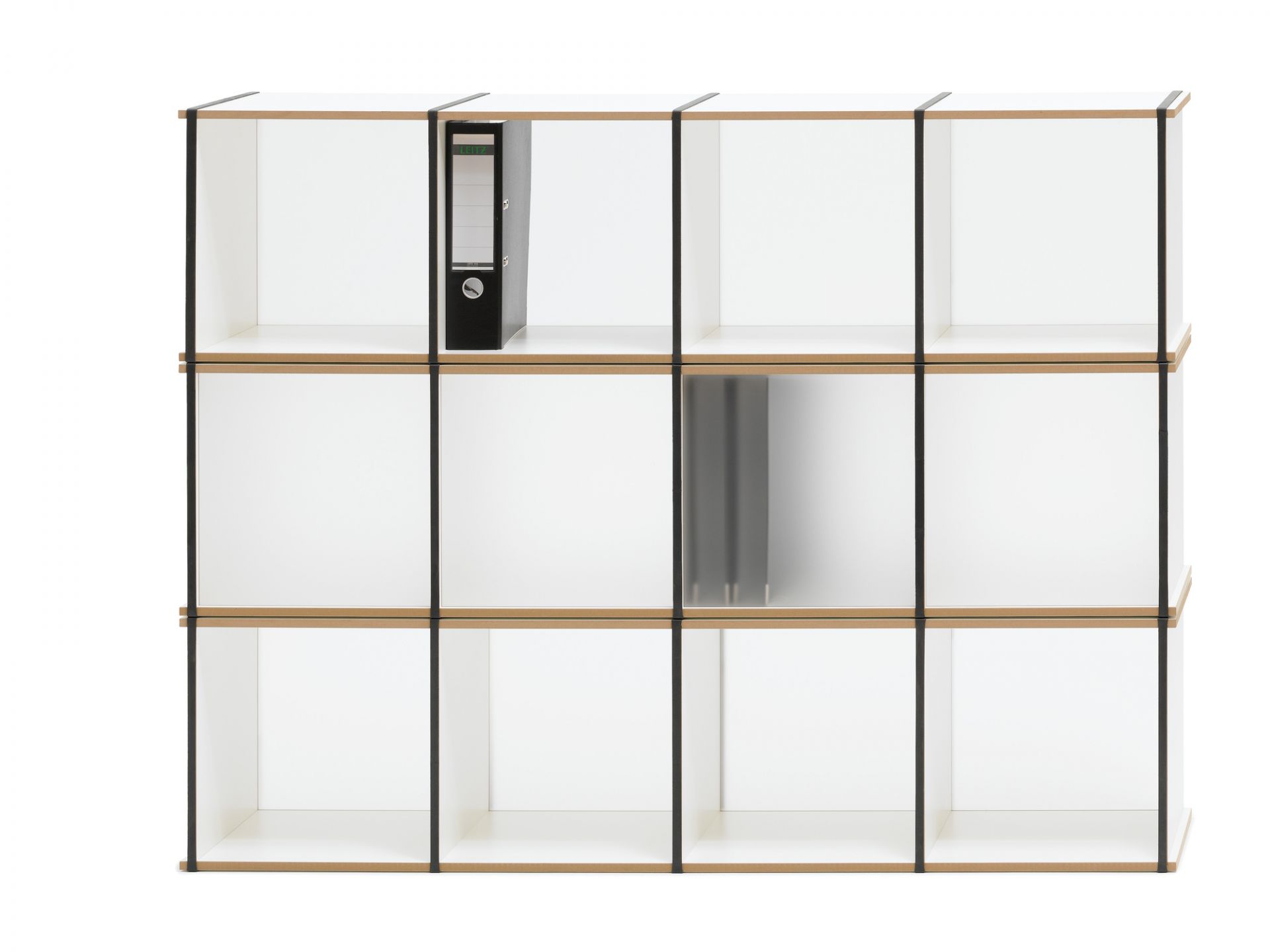 Tojo Aktenpack Regal Modul: Weißes, modulares Regalsystem mit schwarzen Verbindern und einem Ordner.