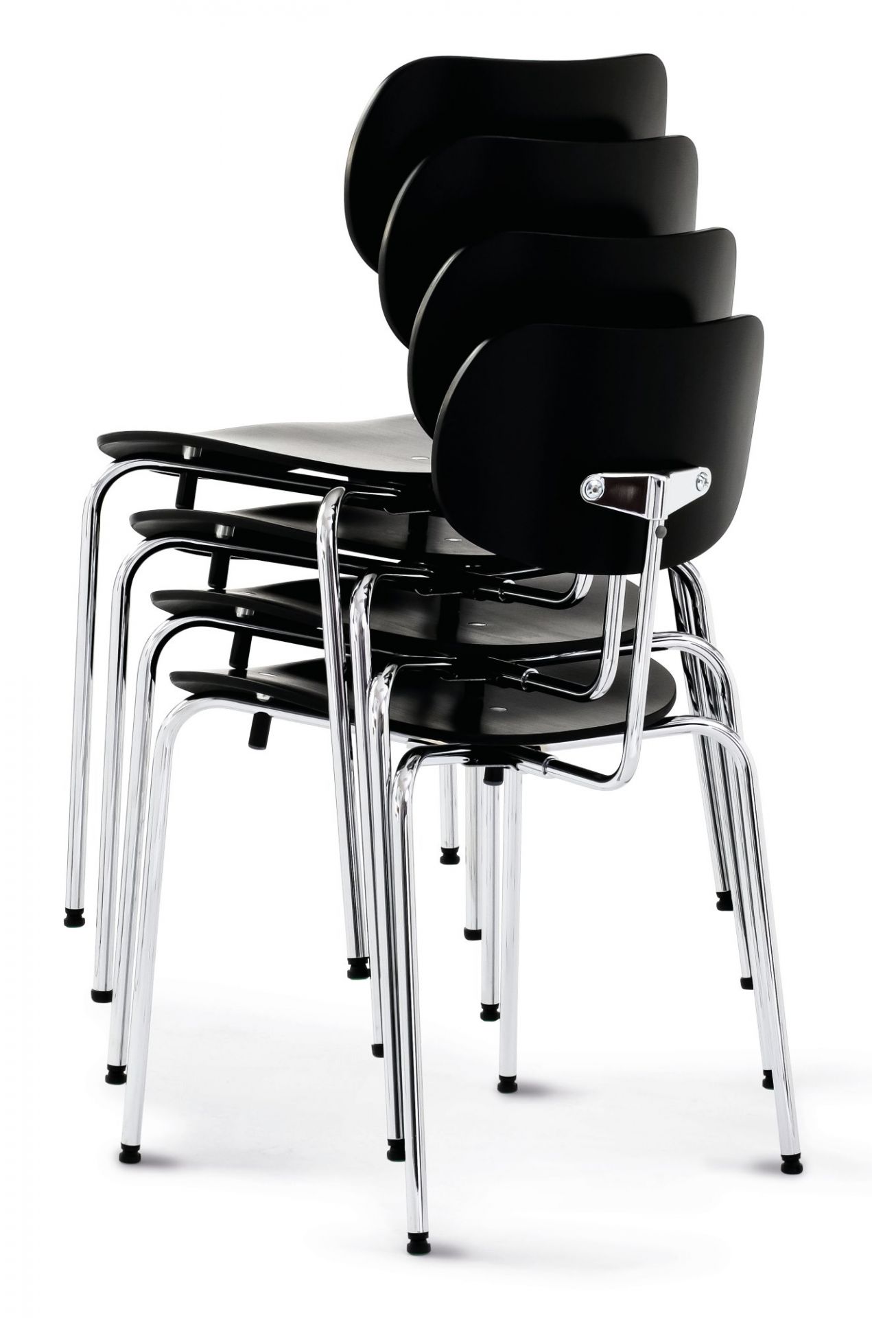 Stapelbare SE 68 Stühle von Wilde+Spieth, schwarze Sitzfläche und Rückenlehne, verchromtes Stahlrohrgestell.