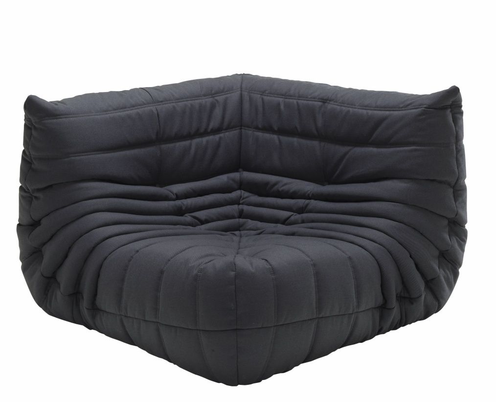 Schwarzes Togo Eckteil Sofa von ligne roset, modernes modulares Sitzmöbel mit charakteristischer gesteppter Polsterung.