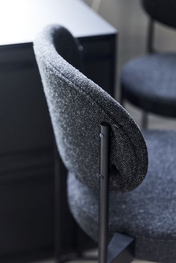 Detailaufnahme des Verpan Series 430 Barhockers mit grauem Stoffbezug und schwarzem Metallgestell.