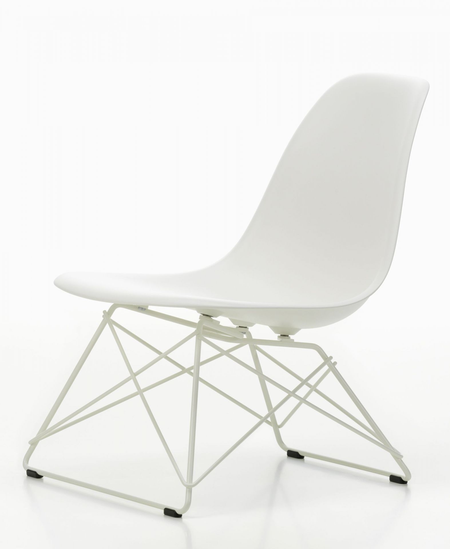 Weißer Eames Plastic Side Chair LSR Stuhl von Vitra mit verchromtem Drahtgestell, Seitenansicht.